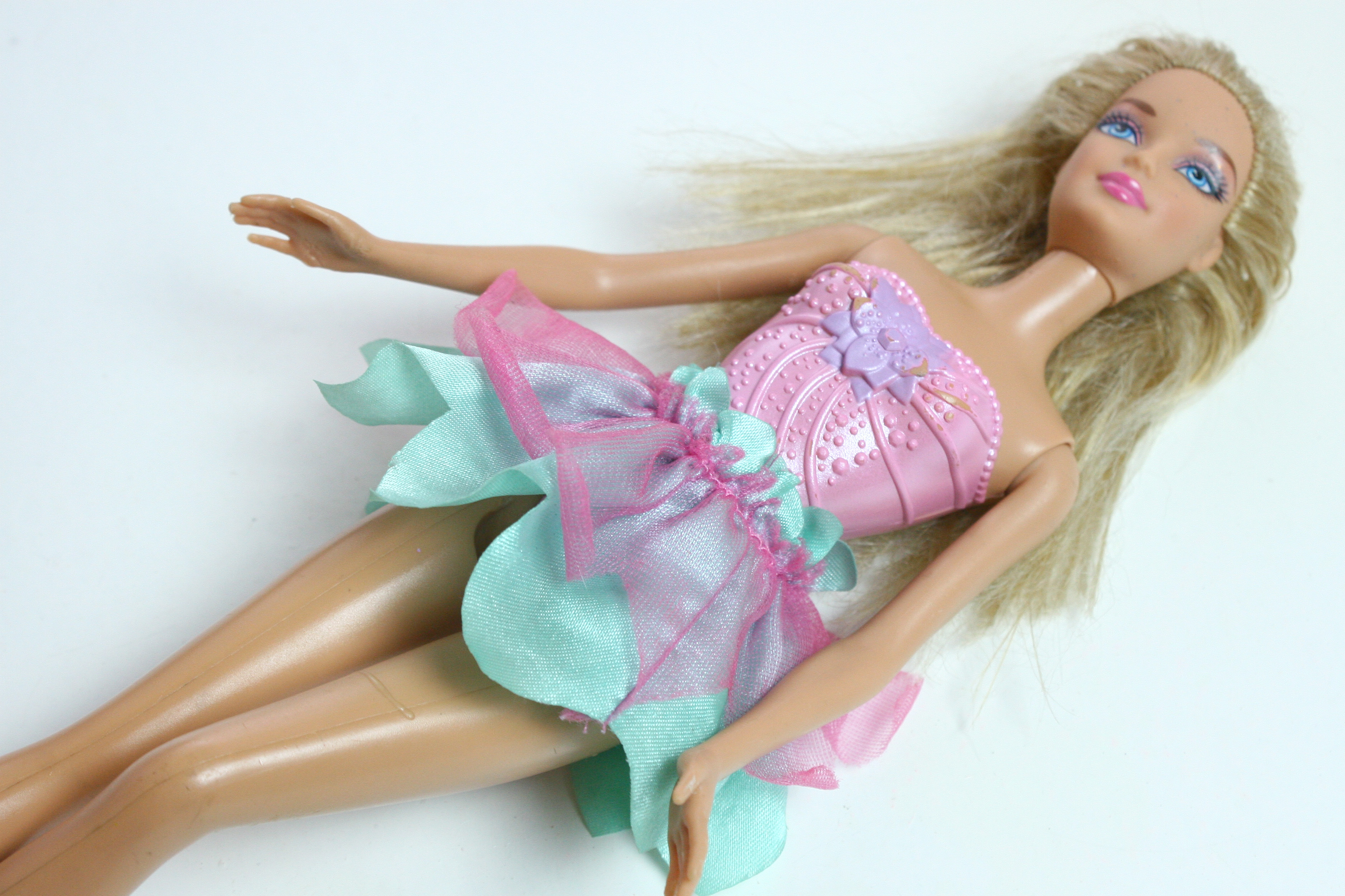 How to Remove Mold from a Barbie Doll: 6 Steps