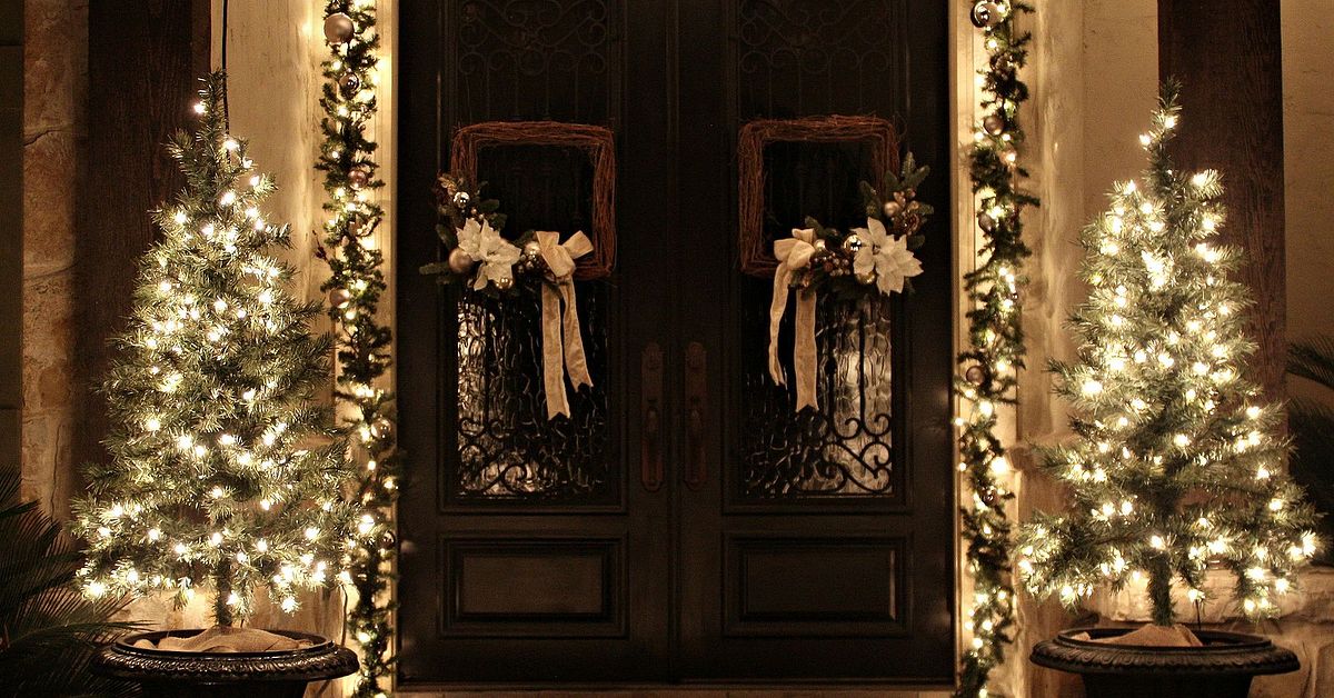 Christmas Porch and Front Door Garland DIY