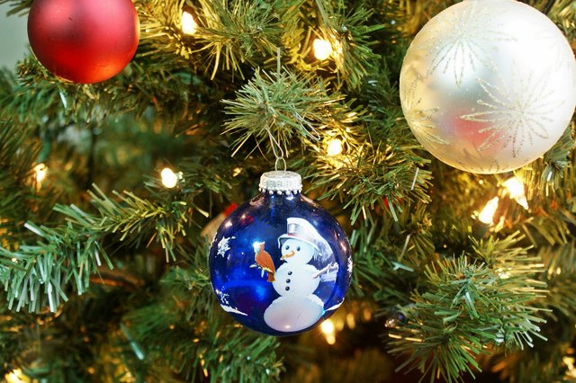 How to Plug in a Tree That Already Has Christmas Lights